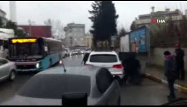 Trafik magandaları bir kişiyi öldüresiye dövdü!