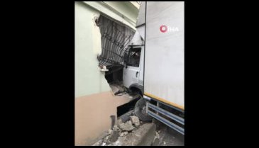 Bursa'da freni patlayan kamyon yatak odasına daldı