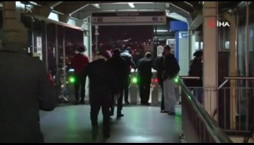 Metrobüste dehşet! 'Biraz ilerle' diye tartıştığı genci bıçakladı