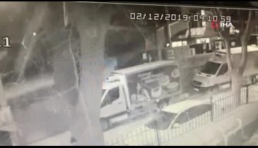 Bursa'da lodosta otomobilin üzerine dal parçası düştü