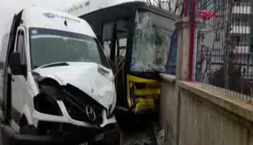 Halk otobüsü ile servis minibüsü çarpıştı! Çok sayıda yaralı var