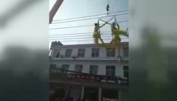 Halat koptu, akrobatlar 5 metreden yere çakıldı