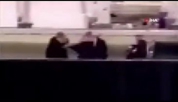 Kabe'nin üzerine çıkan Prens Selman'a büyük tepki