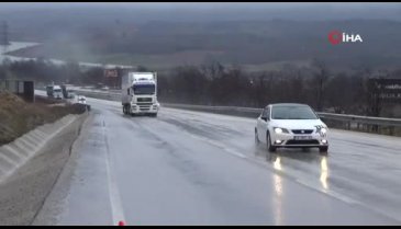 Bursa'da meyve yüklü TIR devrildi: 1 yaralı