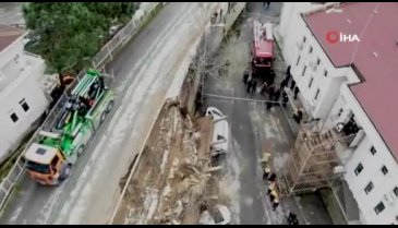 İstinat duvarı araçların üzerine çöktü