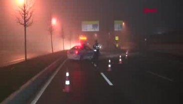 TIR üst geçide çarptı, konteyner yola devrildi