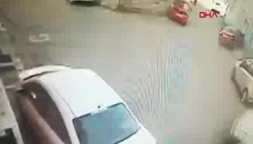 Korkunç kaza: Otomobil ile duvar arasında sıkıştı