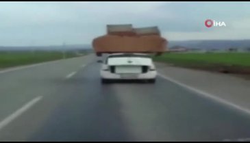Otomobilin üzerinde koltuk takımı taşıdılar