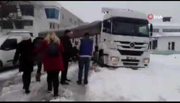 TIR ve işçi servisleri karda mahsur kaldı