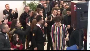 Bergüzar Korel ve Engin Akyürek Bursa'da hayranlarıyla bir araya geldi