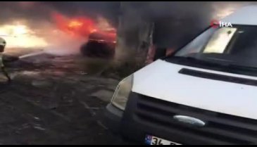 Hurda araçlar alev alev yandı