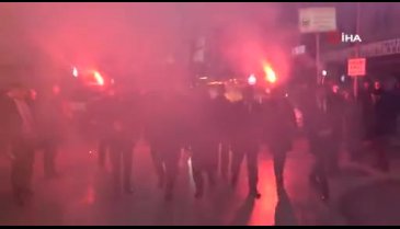 Bursa Büyükşehir Belediye Başkanı Aktaş meşale ve konfetilerle karşılandı