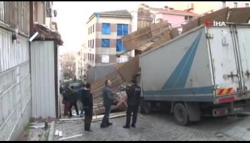 Sabah saatlerinde panik! İnşaat iskelesi çöktü