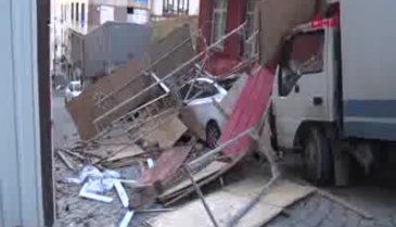 İnşaat iskelesi çöktü!