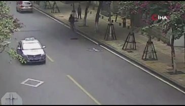 Yaşlı adamın parası bir anda yola saçıldı