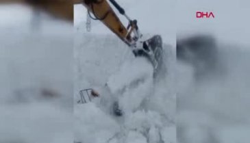 Kepçe kar yığınının arasında kaldı! Bu şekilde kurtarıldı