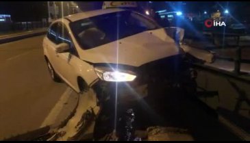 Bursa'da virajı alamadı, bariyerlere saplandı