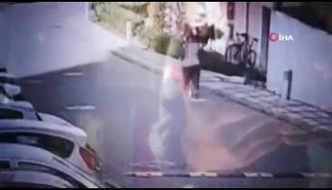 Çarptığı kadınla sitenin bahçesine uçtu