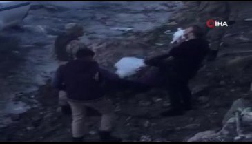 Kamyonet dereye uçtu: 2 yaralı