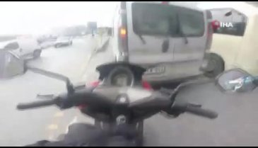 Telefonla oynarken kaza yaptı!