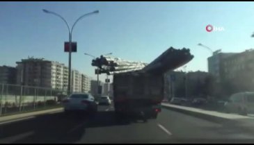 Boru yüklü kamyon trafikte tehlike saçtı