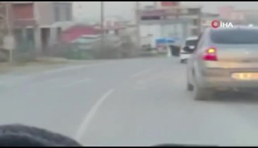 Otomobilin kapılarını açarak trafiği tehlikeye düşürdü
