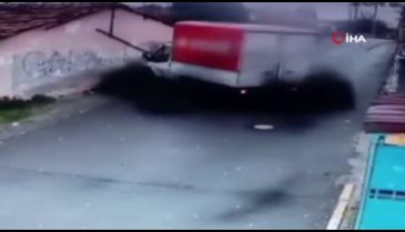 Freni boşalan kamyonet gecekonduya girdi