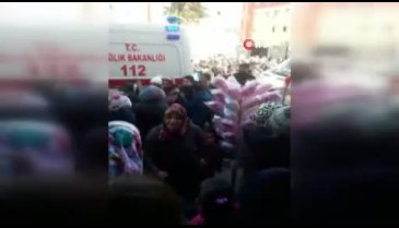 Kontrolünü kaybetti okulun önündeki kalabalığa daldı