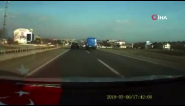 Trafikte makas atarak seyreden kargo aracı kamerada