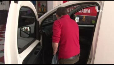 Bursa'da oto yıkama dükkanında kız kardeşler erkeklere taş çıkartıyor