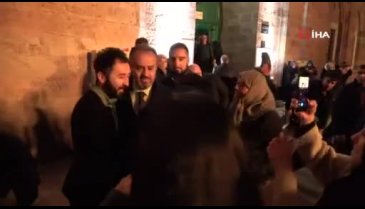 Bursa Büyükşehir Belediye Başkanı Aktaş elleriyle helva dağıttı