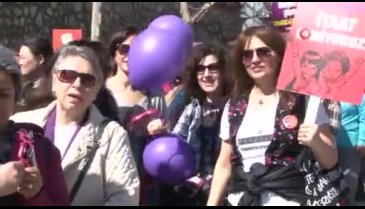 Bursa'da kadınlar eşit ve özgür bir dünya için Heykel'de yürüdü
