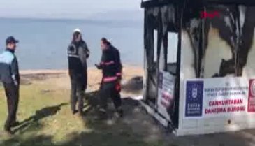 Bursa İznik Gölü kenarındaki cankurtaran kulübesi yakıldı