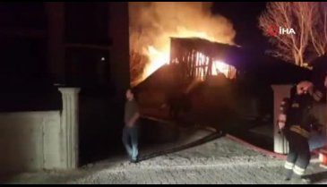 Ahır ve 2 katlı ahşap ev alev alev yandı