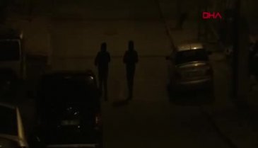 Evlere para dolu zarf bırakan 'hızır' görüntülendi