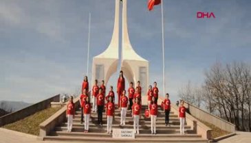 Düşürdüğü Türk bayrağını kaldırıp öperek alnına götürdü