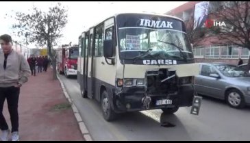 Öğrenci servisi ile midibüs kafa kafaya çarpıştı