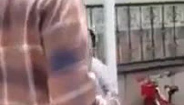 Cami mesaisini bitiren dilenci arabasına binip gitti