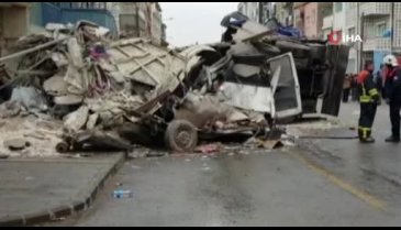 Kontrolden çıkan kamyon eve girdi