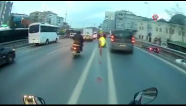 Akılalmaz olay! Bir anda birbirlerine girdiler