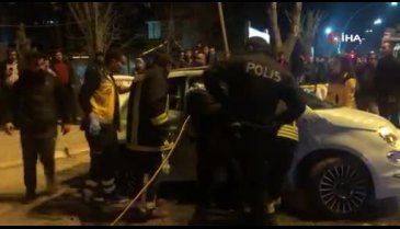 İki otomobil kavşakta birbirine girdi!