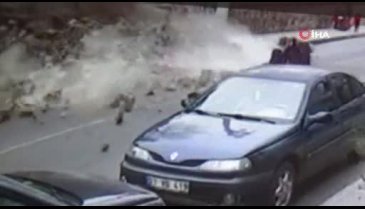 Bahçe duvarı çöktü, 3 kadın ölümden kıl payı kurtuldu