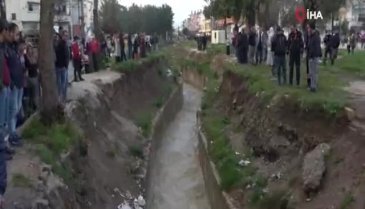 Kardeşini kurtarmak için arkasından atladı!