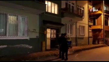 Evinde boğazında kesiklerle ölü bulundu
