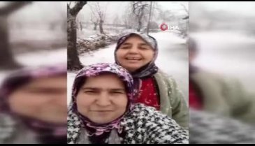 Kar yağışına sevinen teyzeler tebessüm ettirdi
