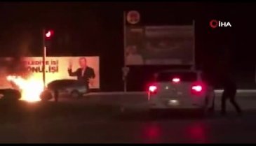 Seyir halindeki arabanın yanma anı kameralara yansıdı