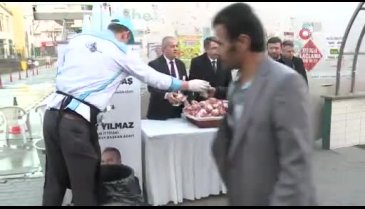 Bursa Yıldırım Belediye Başkan Adayı Yılmaz'dan vatandaşa sıcak çorba ikramı