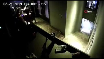 Ünlü eğlence mekanındaki kadınları tekme tokat dövdüler