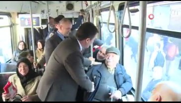 Bursa Osmangazi Belediye Başkanı Dündar tramvaya bindi