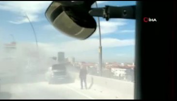 Seyir halindeki otomobil alev aldı